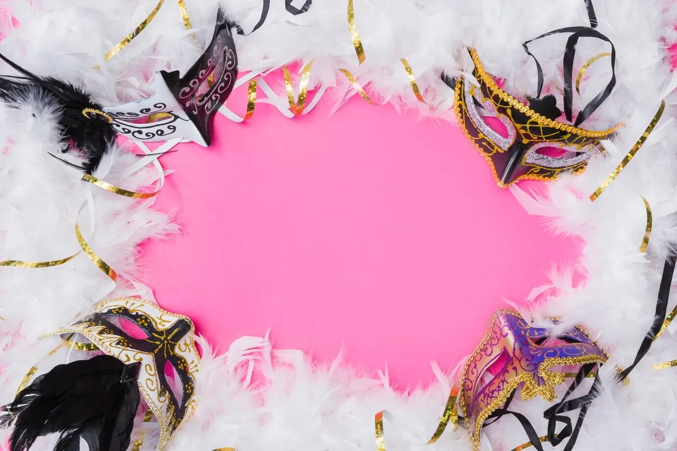 Bordüre aus Masken und Federn