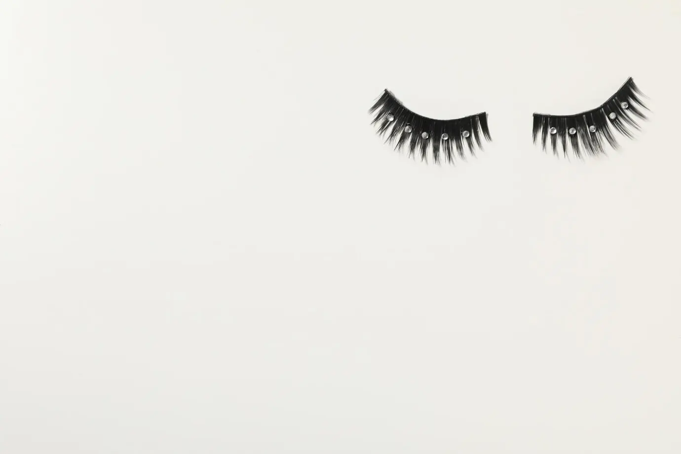 Konzept künstlicher Wimpern mit verschiedenen Make-up-Accessoires